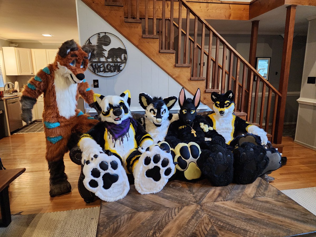 Had an awesome time this weekend, sad to head back home. Thanks to @XavierNerdFox @AlexeiJackal @LiftyHusky @KossKelir @BluetheDeerbat @HappytheShiba and @JescoChee for making this trip fun