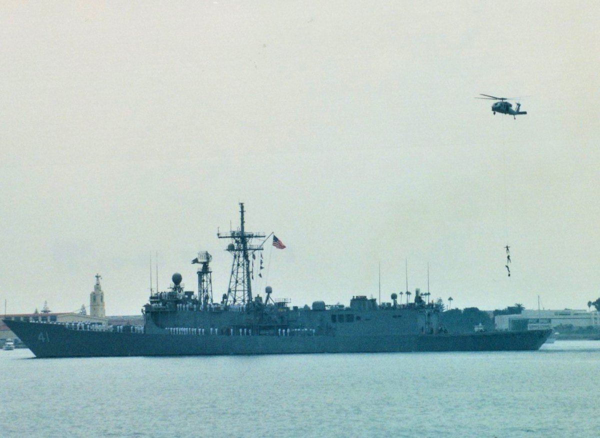 HickoryAvMuseum's tweet photo. #USSMcClusky Monday! FFG-41 Perry Class, San Diego Fleet Week. In service 1983-2015. #SH60SeaHawk delivering sailors who missed ship's movement!! #NASNorthIsland in the background. #usnavy #navalaviation #flynavy #hazegray #sandiego #frigate #navyship #avgeeks #aviation https://t.co/p7sWZ1kEpb
