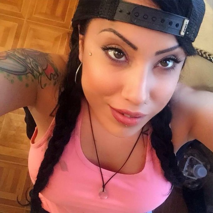 Sin maquillaje ni nada lista para ir al gym, que pas&eacute;is un buen lunes lovers and haters🤘🏻🖤🥀 https://t