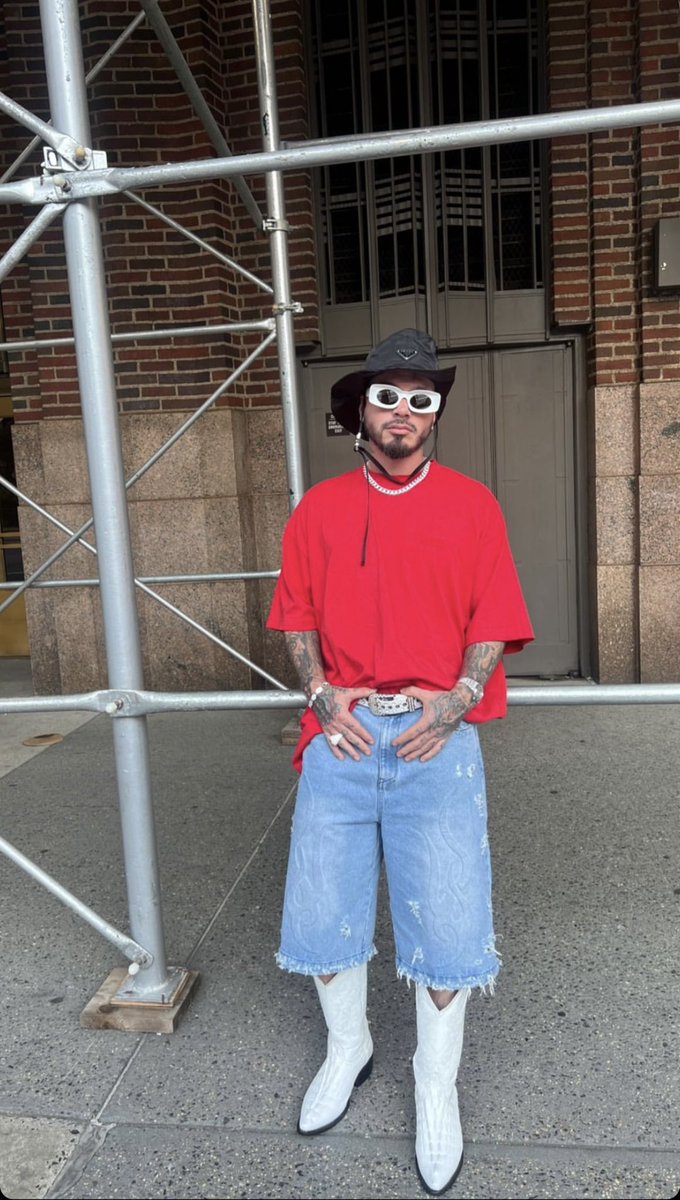 JBALVIN's tweet photo. CUANDO VAS A MONTAR A CABALLO EN LA MAÑANA Y DESPUÉS SALES A LA DISCOTECA 🤠✨ https://t.co/SOiScGINDW