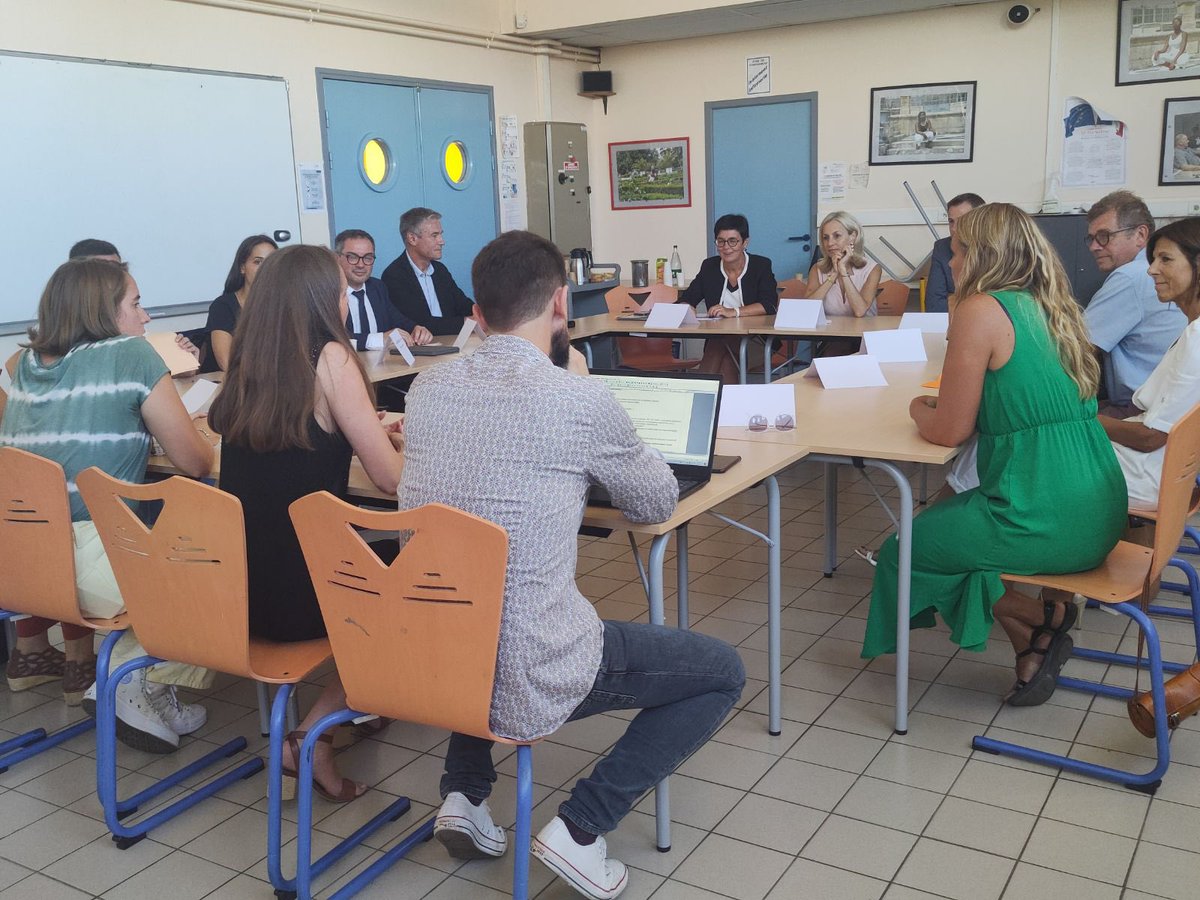 A la rencontre des élèves de 6e et 5e du collège Robespierre à St Etienne du Rouvray. 
De beaux échanges sur 2 projets, section internationale et laboratoire de Maths, portés par le CNR et la Cité éducative. 
Mes félicitations les plus enthousiastes à toute l équipe du 1D et 2D!