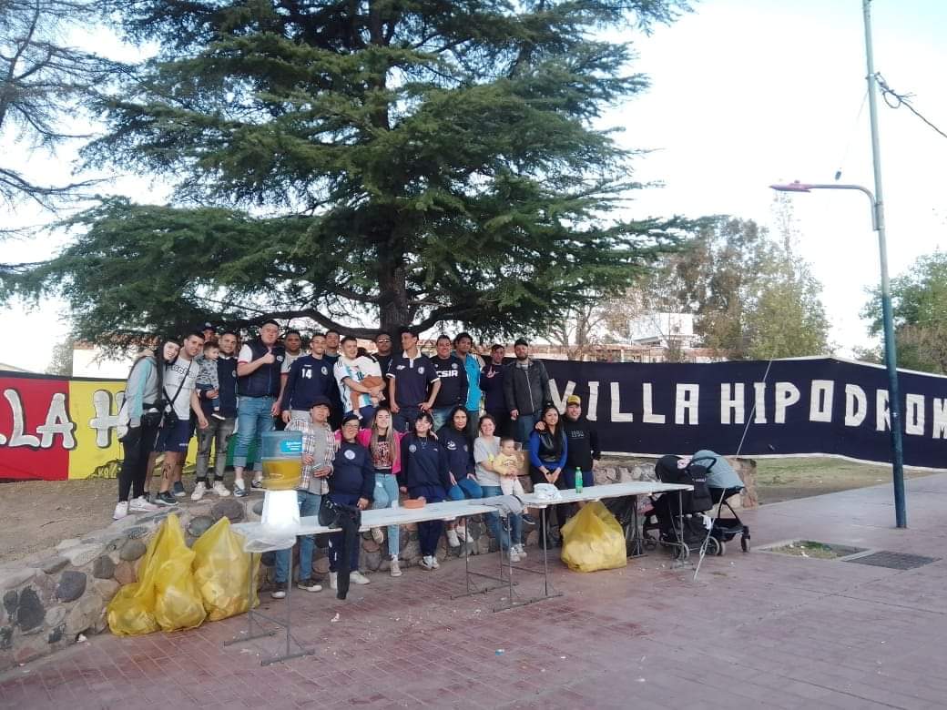 Vhipdromo's tweet photo. En el día de ayer tuvimos el agrado de festejar el día del niño, en la plaza el Barrio...
Agradecemos a quienes hicieron donaciones, y a todos los que participaron para que más de 200 niños pasaran un hermoso día! 
*FILIAL VILLA HIPÓDROMO* 
UN PÚBLICO RESPETABLE
VH MI BARRIO💪🏻💙 https://t.co/8b0uBlT1Du
