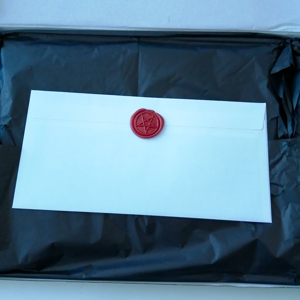 JernejPerdan's tweet photo. New package arrived today from @TheLuciferStorm Classy 🤘💀🤘

#LadySatan #UKcomics #indiecomics #outlawcomics https://t.co/fkP9fGdIuB
