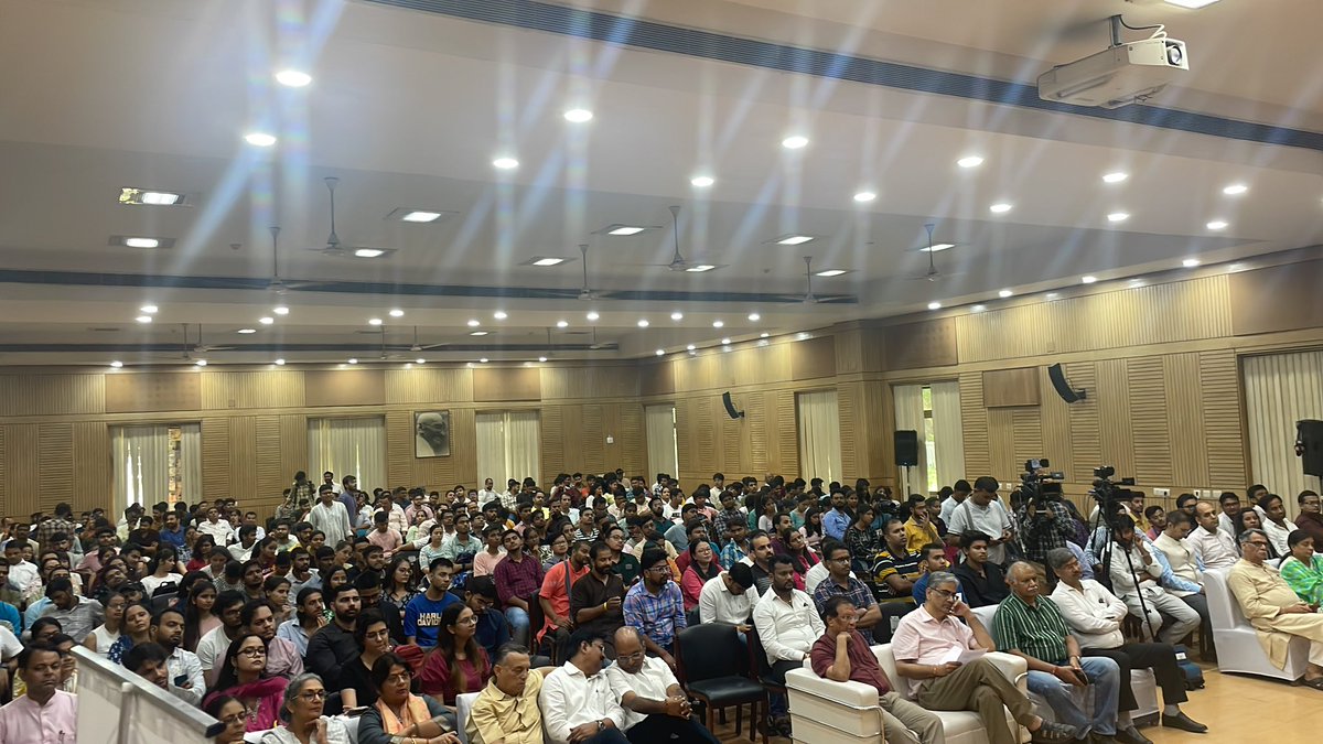 DigvijayHoPE's tweet photo. 1/5The #DigitalIndiaDialogue organised by https://t.co/GnPJsUVipO was enlightening &amp; engaging at @UnivofDelhi today. Thank you @Rajeev_GoI Ji for such a positive discussion &amp; creating such intense fire-chat.
Thank you Dean Sir Balram Pani Ji for your valuable guidance &amp; time… https://t.co/67fqMOHfAe
