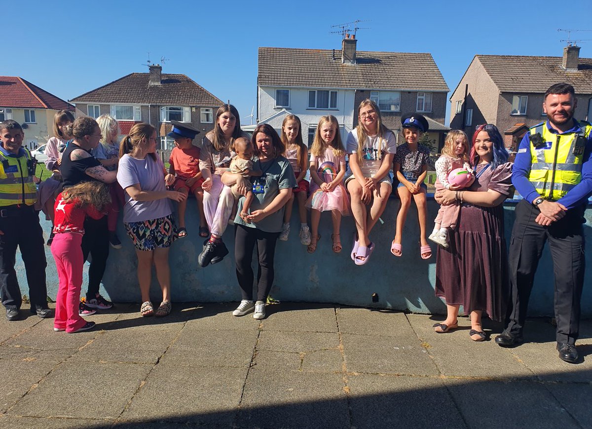 Allerdalepolice's tweet photo. PCSOs 5421 and 5299 attended Northside Community Centre this afternoon for the Holiday Programme delivered by Cumbria Family Support Network. A great day for those attending and an opportunity for young people to learn new skills! #AllerdaleNPT #LocalPCSO https://t.co/ikIg07KDNw