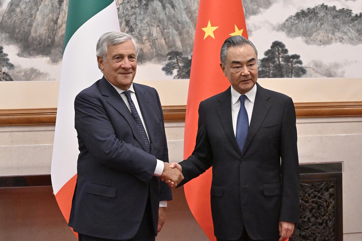 Antonio_Tajani's tweet photo. Con il MAE 🇨🇳 Wang Yi abbiamo discusso di come affrontare in maniera collaborativa gli attuali scenari internazionali con particolare riguardo a stabilità e sviluppo in Africa. Sull’Ucraina, ho incoraggiato ad utilizzare l’influenza della Cina a favore di una pace giusta. https://t.co/maWFMwmswe