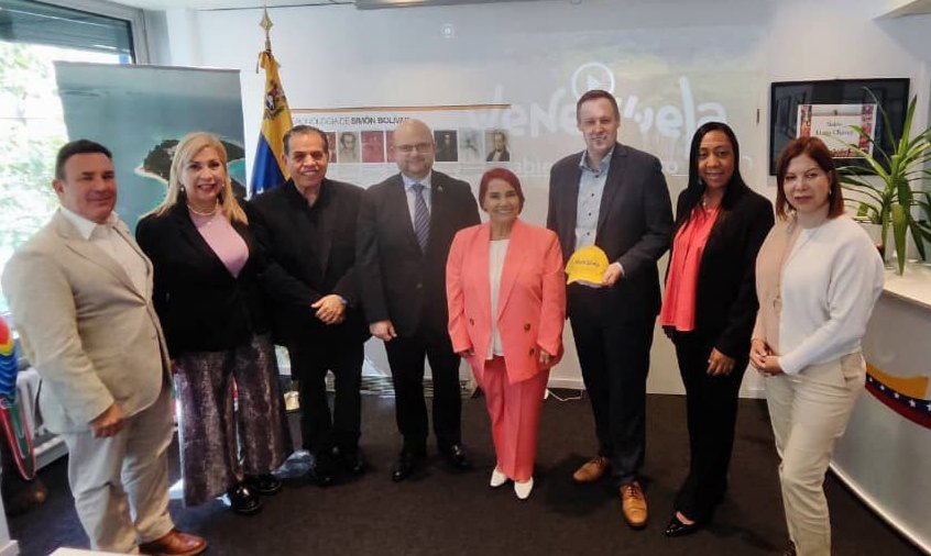 frankmirez's tweet photo. Junto a la viceministra @leticiagomezve de @Minturvzla sostuvimos una reunión en Frankfurt, con Oliver Fees, Director Senior  de Planificación de Rutas de la empresa aerolínea Condor, a los fines de reactivar operaciones charter para fortalecer el turismo. 1/2 #MeEncantaVenezuela https://t.co/TK94HoZ0QF