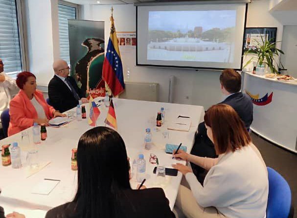 frankmirez's tweet photo. Nos acompañó nuestro Embajador en Alemania, Orlando Maniglia y el Cónsul venezolano en Frankfurt, Jimmy Chediak y del sector privado, Gilma Gil de la empresa BT Travel. Venezuela reafirma su potencial como destino turístico para Europa, bajo lineamientos del Pdte. @NicolasMaduro https://t.co/BzuIAAAflp