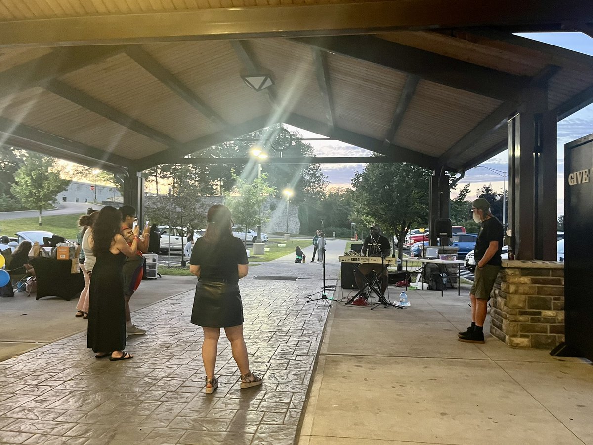 steph_feels's tweet photo. Community is what it is all about. Everyday I wake up blessed to be a part of a community that comes together, to uplift each other and our local area. Shoutout to Fyne Print Williams for the Give Taller Movement & all the work you add to the community
#holdownupstate #fyneprint https://t.co/FK4cR0QN8J