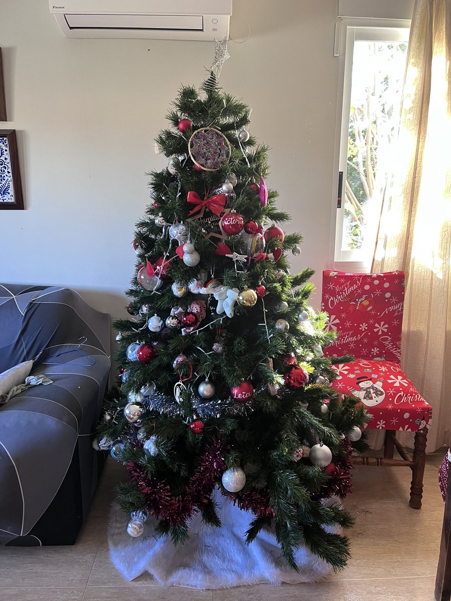 #infertilpandy intentaré describir el #arboldelossueños   Cada navidad, pongo mi árbol, con algunos adornos navideños pero sobre todo con calcetines.  Estos calcetines me los han enviados compis de la pandy que ya han conseguido ser mamis.  Dentro de cada calcetín, va el nombre