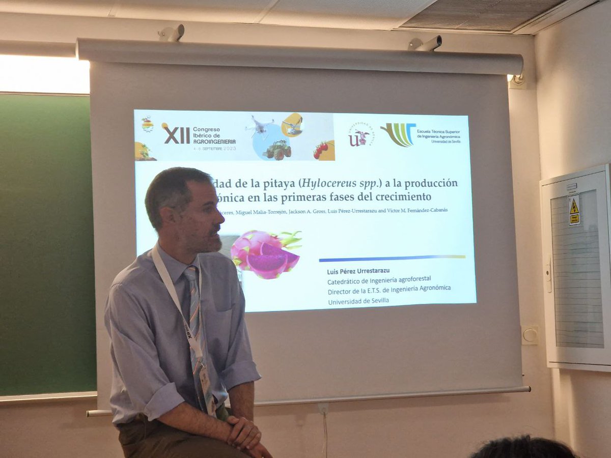 MJGonzalezo's tweet photo. Luis Pérez Urrestarazu aporta la experiencia de la @ETSIASevilla en el @AgroIng2023 "Adaptabilidad de la pitaya a la producción acuaponica en las primeras fases del crecimiento" @unisevilla https://t.co/LQBnV3gG9K