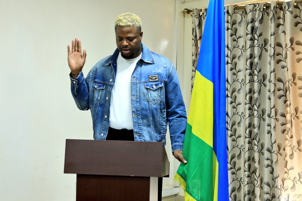 rbarwanda's tweet image. BREAKING

Hollywood star Winston Duke officially becomes a Rwandan citizen. The actor was one of the distinguished Namers of last week’s #KwitaIzina ceremony. 
#RBANews