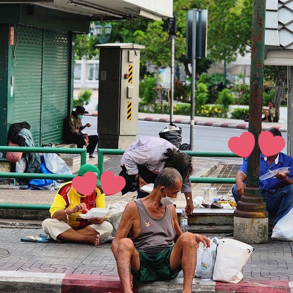 Thamboon888's tweet photo. แจกข้าวกล่อง​ และน้ำดื่มจำนวน 100 ชุด ให้กับคนไร้บ้าน​ คนยากไร้​ และผู้สูงอายุริมทาง สุขสันต์วันเกิดคุณ “บี้ สุกฤษฎิ์” นะคะ ขอให้มีความสุขมาก ๆ สุขภาพร่างกายแข็งแรง​ ขอบคุณที่ร่วมแบ่งปันให้กับพวกเขาด้วยค่ะ​🙇🏼‍♀️

#Biesukrit_w #บี้สุกฤษฎิ์​ 
#Happy38thbieday
#HappyBiesukrit38th2023 https://t.co/rUYqD9UpCp