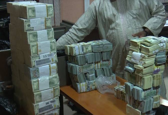 This particular Yakubu chose to shock his neighbors, the residents of Zaria Road, Sabon Tasha, a poor suburb of Kaduna.

Andrew Yakubu stashed a staggering sum of $9.7million and 74,000 pounds which was recovered by the EFCC whistle blower program of Mr Ibrahim Magu back then.