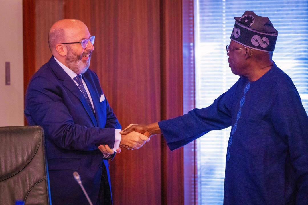 kofoshiomogeeko's tweet image. President Bola Ahmed Tinubu (GCFR) Recieves in Audience, Mr Andres Garcia, Oracle Global Vice President for North, East and West Africa, Levant and Turkey at the State House.

#VillaToday