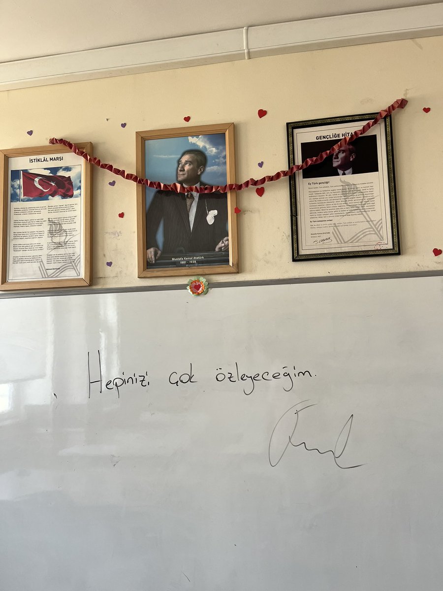 Yaza girmeden müdürümüz okuldan ayrılmıştı. Bugün okula gittiğimizde okuldaki tüm tahtalarda böyle bir yazı gördük. Çalıştığınız kurumdaki insanların sizi sevmesi mükemmel bir şey.