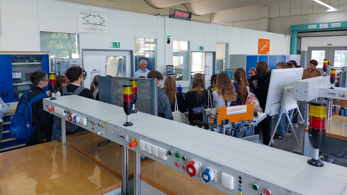 CURRENTA's tweet photo. Berufsorientierung live: 120 Zehntklässler*innen der Realschule Pulheim hatten die Möglichkeit, einen Blick in unsere Ausbildungswerkstätten zu werfen. Neben Tipps zum Bewerbungsverfahren gab es auch eine Rundfahrt durch den @CHEMPARK.
#mehralsChemie #neueWege #TeamCURRENTA https://t.co/tS49H8zRZN