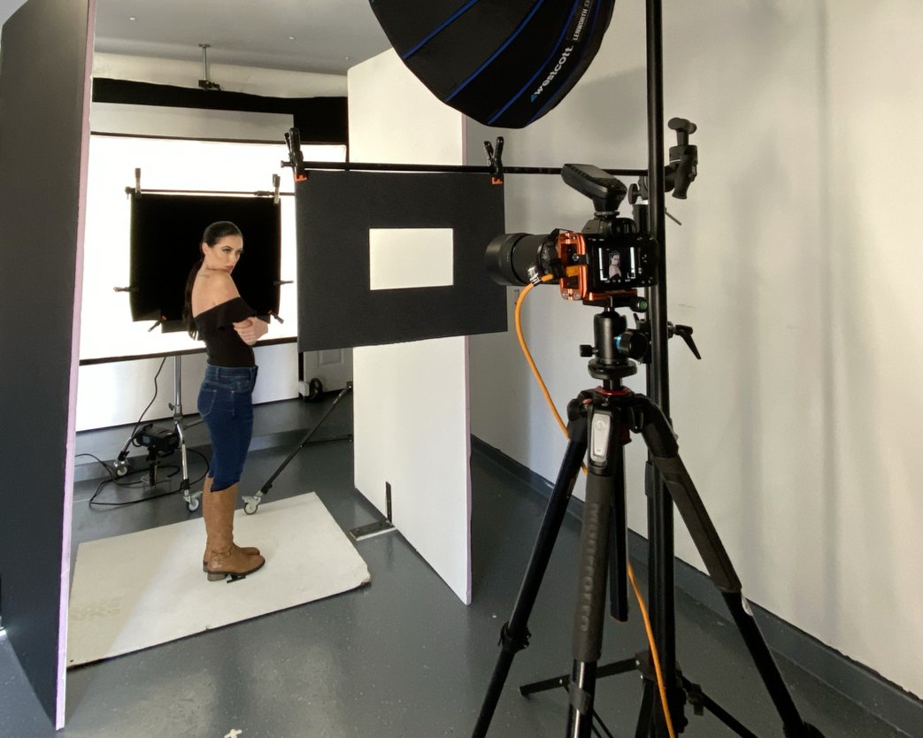 LJ_Photography1's tweet photo. A simple effective technique that allows you to produce images like these with just a single modified light.
#FashionAndBeauty @iso1200magazine #beautyportrait #876Studio #HomeStudio #portrait #portraitlighting #portraitphotography #lenworthjohnsonphotography https://t.co/x0I7DB8yy5