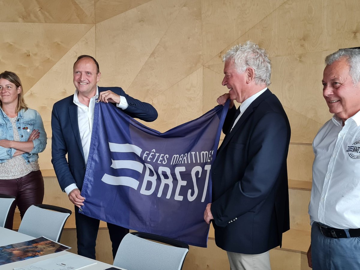 Vendredi dernier avait lieu la conférence de presse des <a href="/fetes_maritimes/">Fêtes Maritimes de Brest</a> de Brest en présence du directeur du musée national de la Marine. Les inscriptions des navires aux fêtes sont à présent ouvertes 
Le Canot de l'Empereur est le premier inscrit ! 
mtr.cool/tquppkyoxi