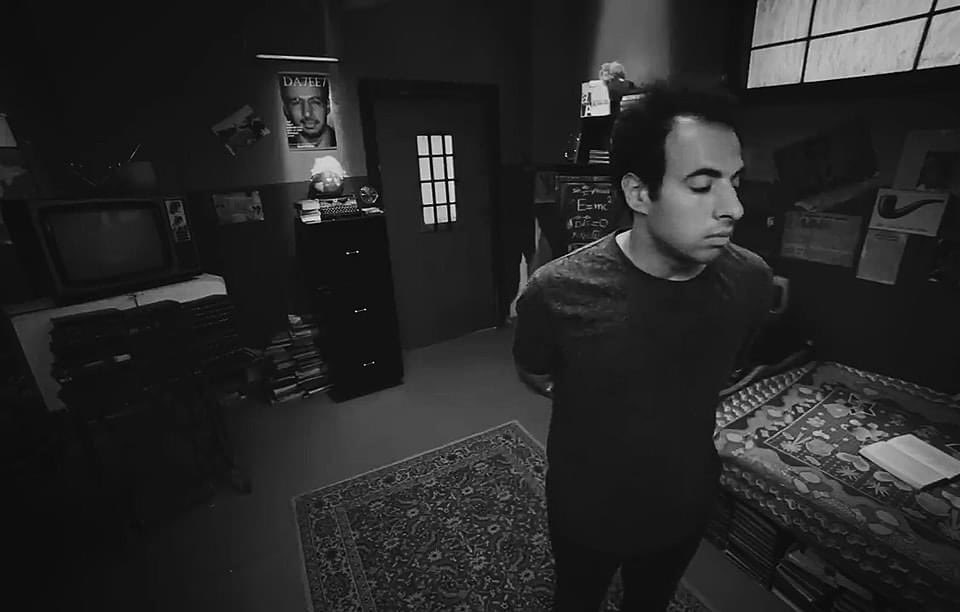"يري الأنسان نفسهُ عجوزًا حينما ينظرُ لأشخاص من نفس عمره يتراكضون في ربيع الحياة يملأهم الشغف، وهو مُنطفِئ .. مُنطفِئٌ جدًّا"