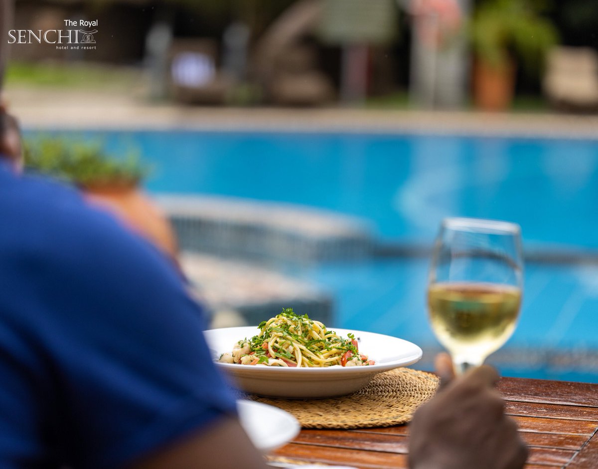 TheRoyalSenchi's tweet photo. A refreshing view of the pool, a glass of wine and a delicious meal. The perfect combo for the start of a great week. https://t.co/qiHklJMA1u