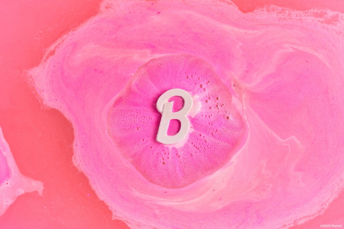 Acque rosa scintillanti ricche di meravigliosi ingredienti emollienti renderanno il vostro bagno da sogno #BARBIEXLUSH realtà! Mettete la bomba da bagno nella vasca e guardate l'iconica B frizzare e spumeggiare mentre l'acqua si tinge di rosa glitterato.
lush.com/it/it/p/barbie…