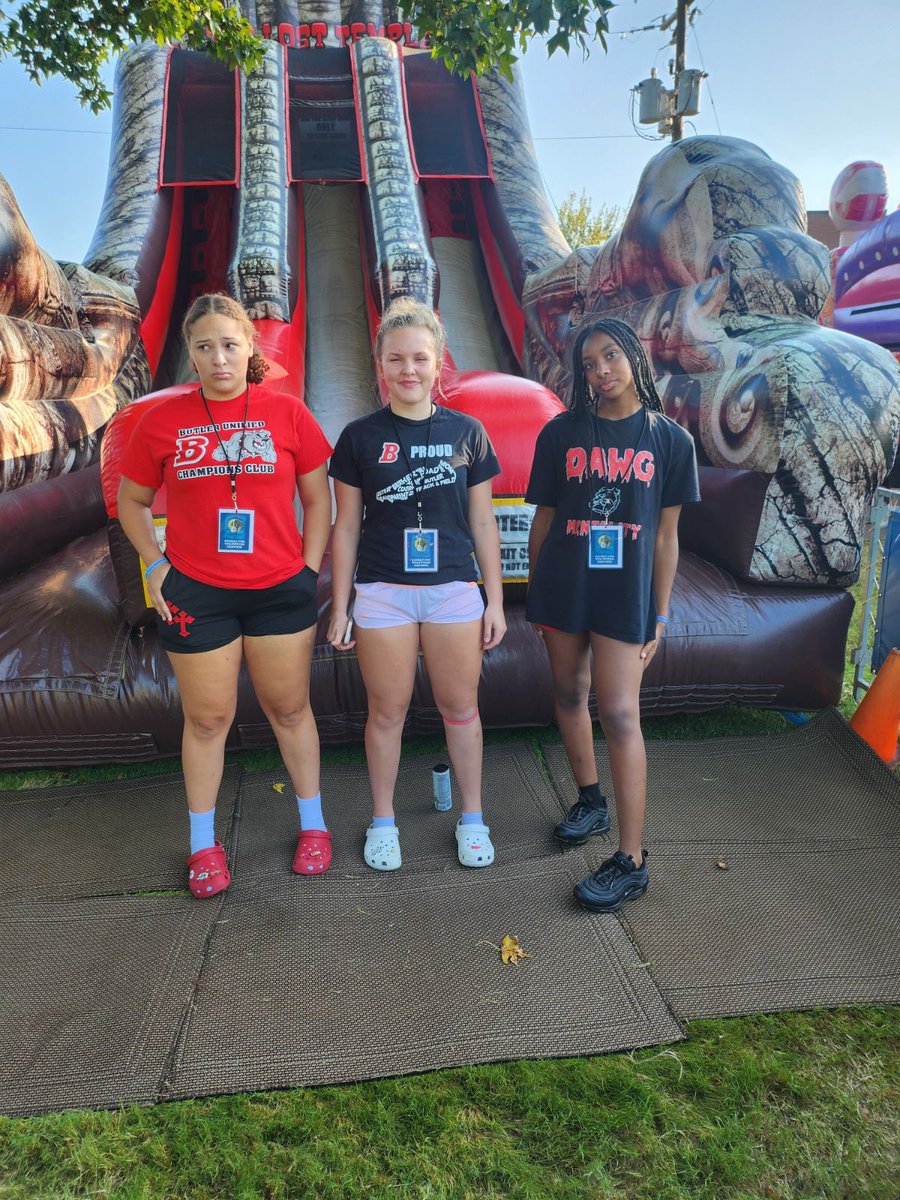 butlerhssoftbal's tweet photo. Our Dawgs had a great time out in the community @MatthewsAliveNC this weekend! #REPtheB https://t.co/kwS0X1fI6o