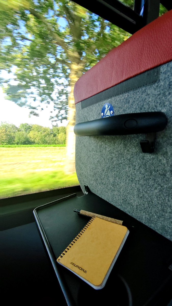 laventureduquai's tweet photo. C'est chouette d'avoir une tablette 🙂
J'adore mon 🚌 EXPRESS ⏩ du TEC 🥰
Bonne soirée 👋 @sabine2208 @Chaos_Be 🙂
#danslebus avec @LeTEC_Wallonie 🚌
Un #parlafenetre pour @Blackberu 😉 https://t.co/CxzibrlENJ
