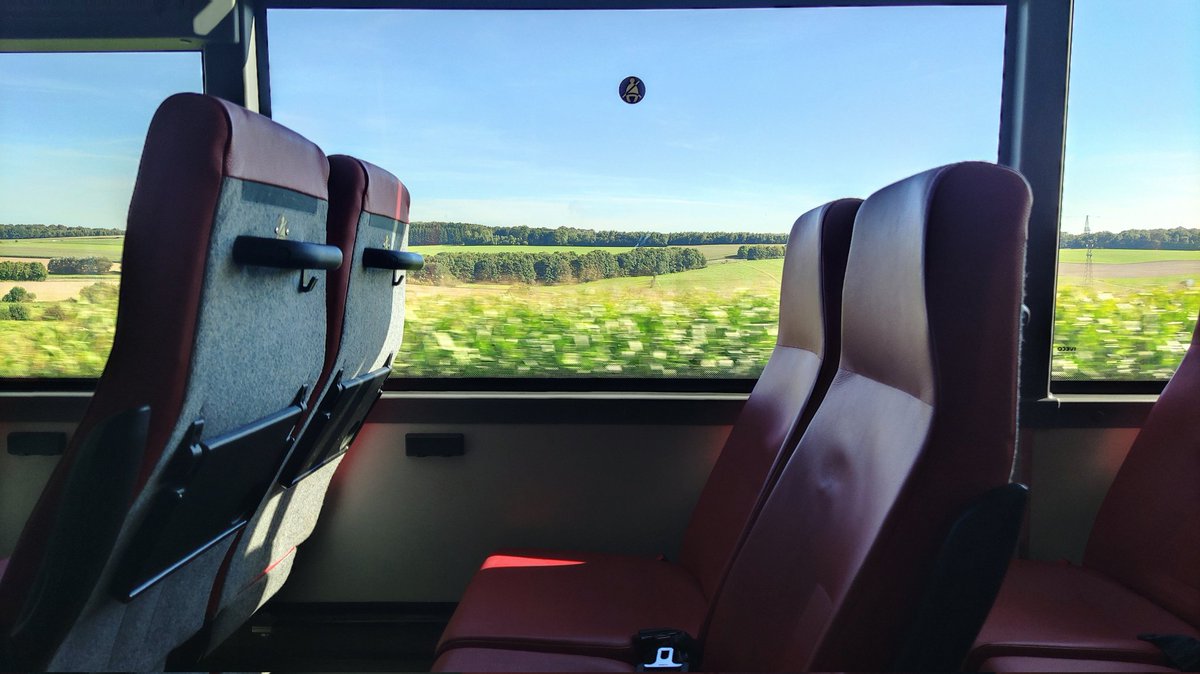laventureduquai's tweet photo. C'est chouette d'avoir une tablette 🙂
J'adore mon 🚌 EXPRESS ⏩ du TEC 🥰
Bonne soirée 👋 @sabine2208 @Chaos_Be 🙂
#danslebus avec @LeTEC_Wallonie 🚌
Un #parlafenetre pour @Blackberu 😉 https://t.co/CxzibrlENJ