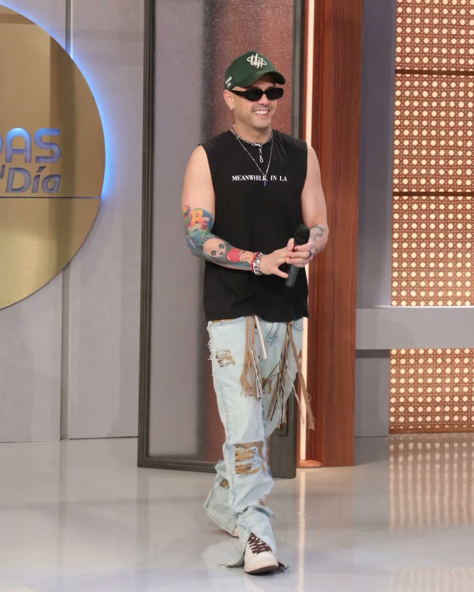 portadas_vv's tweet photo. ¡Aplausos para el talentoso #KentJames 🙌🏻! Estamos felices de recibirte de nuevo en #Venezuela 🇻🇪 y por primera vez en el estudio de #PortadasAlDía ☀️ Las puertas de #Venevision siempre estarán abiertas para ti 🤗 https://t.co/WLnBEwhsyr