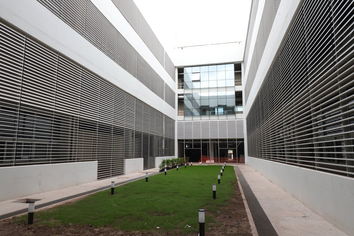 omarperotti's tweet photo. Recorrimos en Rafaela, el importante avance de obra del Hospital Dr. Jaime Ferré.
Reforzar la salud pública haciendo foco en esta ciudad, era una necesidad. Este edificio es un salto de calidad para ofrecer una mejor atención en toda la región. https://t.co/msPK9hH15O