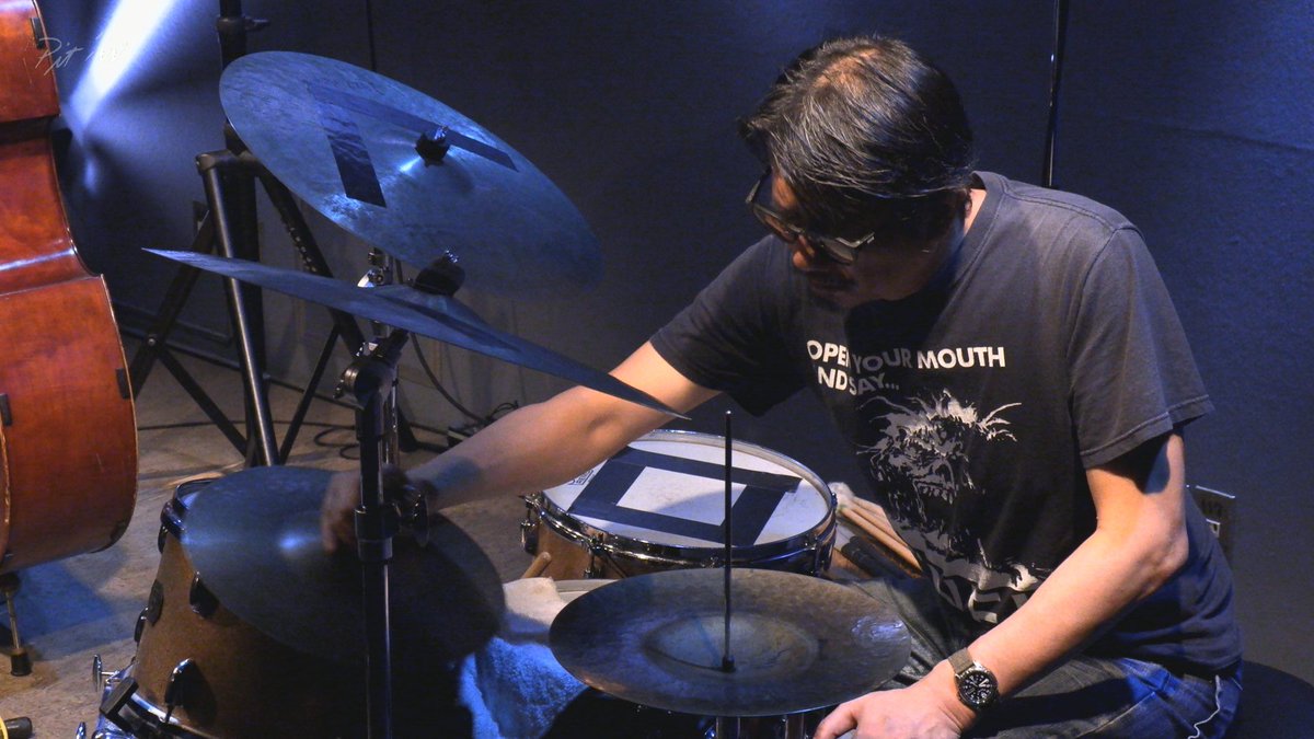 pit_inn_'s tweet photo. 日付け変わりましたが
ARAMAKI BAND 終演しました!
アーカイブは一ヶ月間ご視聴頂けます。是非お楽しみ下さい!!
https://t.co/kwFAkaLl3v
#ピットインネットジャズ
#新宿ピットイン
#ARAMAKIBAND
#荒巻茂生 #ベース
#竹内直 #サックス
#本田珠也 #ドラム
#ジャズ https://t.co/a3be4iO6YE