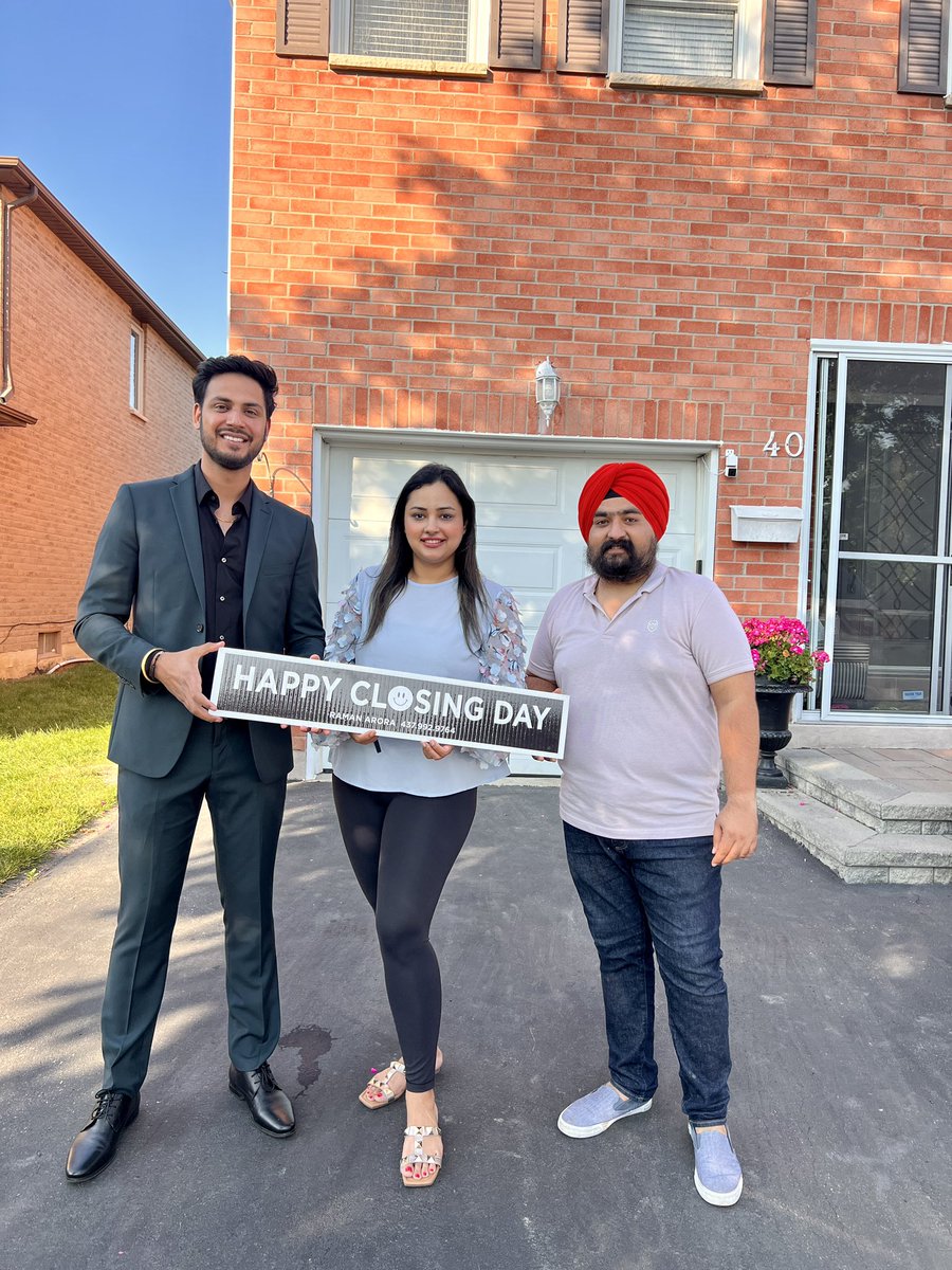 ramanaroraaa's tweet photo. #ramanarora #luxuryrealtor #caledonrealtor #justlistedintoronto #luxusymansions #ramarorarealtor #ramanarorarealestate #raman #arora #bramptonrealestate #caledonrealestate #torontorealestate #luxuryhomes #bramptonrealtor #oshawarealestate #shelburnerealtor #homeforsale https://t.co/3NVCa9CMjc