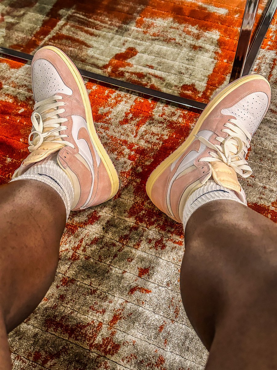 83OgBJohnson's tweet photo. Trying to get someone else to take good pictures of you is dam near impossible..
Anyway,
#Kobe x #Jordan1 #WashedPink #WhatYallRockin #sneakerhead #sneakers #SneakersHeatingUp #Nike https://t.co/FKOpC7QpBO