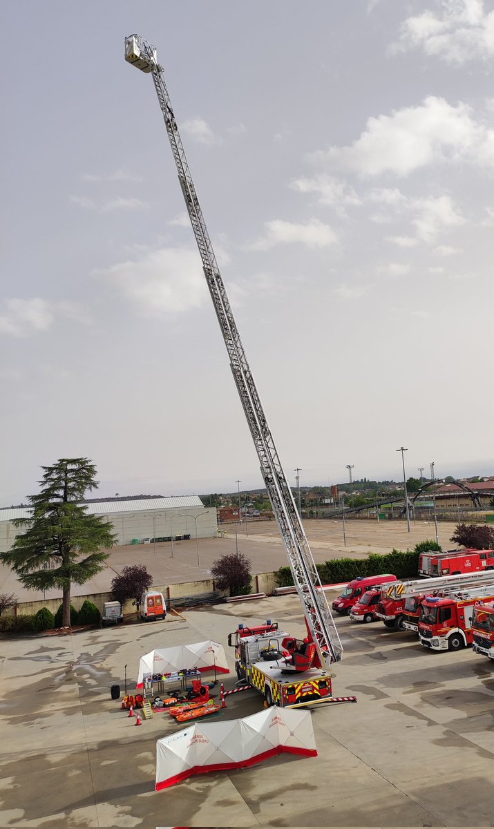 Bomberos_Aranda's tweet photo. 🚒 Hoy estamos de estreno.
Hemos adquirido para el SPEIS una escala de 42m IVECO- MAGIRUS, completamente equipada.
Gracias al aporte de algo más del 50% de fondos REACT-UE, a través de la JCYL.

#bomberos
@jcyl
#ReactUE https://t.co/FVpR5NYqxW