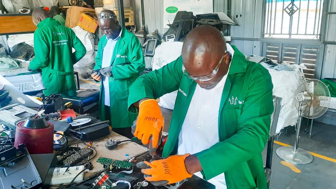 WeTu_Kenya's tweet photo. Exciting news from the Africa Climate Summit at #KICC! 🌍 We're thrilled to play our part in the fight against #climatechange. We promote #emobility, manage #ewaste, # lease out #solar fishing lanterns &amp; dispense #clean &amp; #safewater 💚 #ClimateAction #AfricaClimateSummit
#Unep https://t.co/pb1L21lc3h