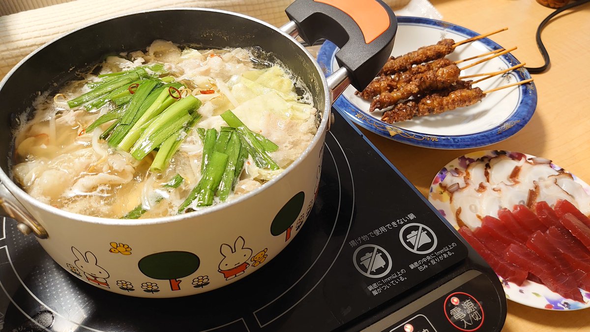 moru_anaxibia's tweet photo. 今日の夕食は博多もつ鍋と鶏皮ちゃん！
スープは自家製で作ったけど、あぶらにやられてお腹壊した🤣🤣🤣
デリケートwww https://t.co/AirrUgEfQJ