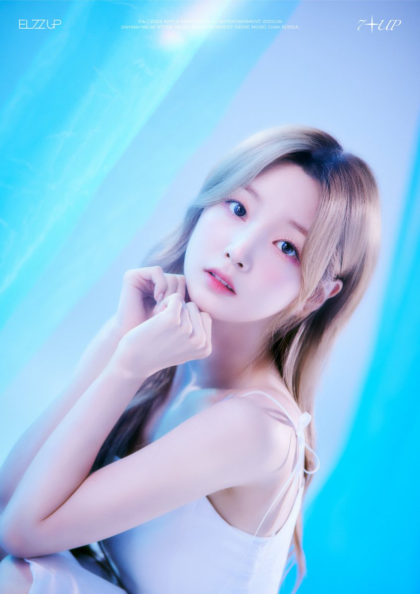 Yeonhee is so doll coded💖 so pretty!