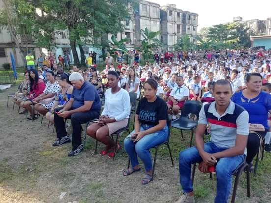 #NuevoCursoEscolar 
Llenos de motivos para hacer de este día el más feliz desde la Primaria " Revolución de Octubre " en #Camagüey Educadores, familia  y educandos aperturan el curso 23-24.
<a href="/DPECAMAGUEY/">Dirección Provincial Educación Camagüey</a> 
<a href="/CubaMined/">MINED</a> 
<a href="/barreto_nt/">NTBarreto</a>