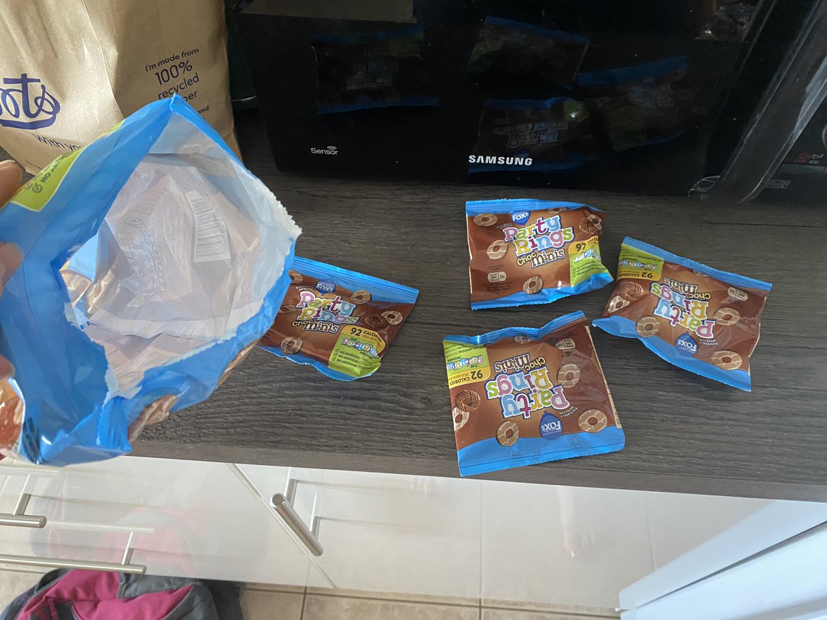 schogan310's tweet photo. @foxs_biscuits very disappointed that not only did you reduce chocolate party ring multi packets from 6 to 5 mini bags but imagine opening this and finding only FOUR bags! https://t.co/EUlNSF9Fv6