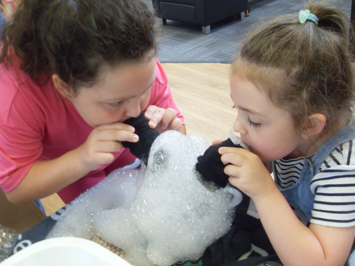 LancsLibraries's tweet image. Great fun at #ParboldLibrary with our Reading Heroes learning all about bubbles!
#LancsReadingHeroes #LancsSummerFun