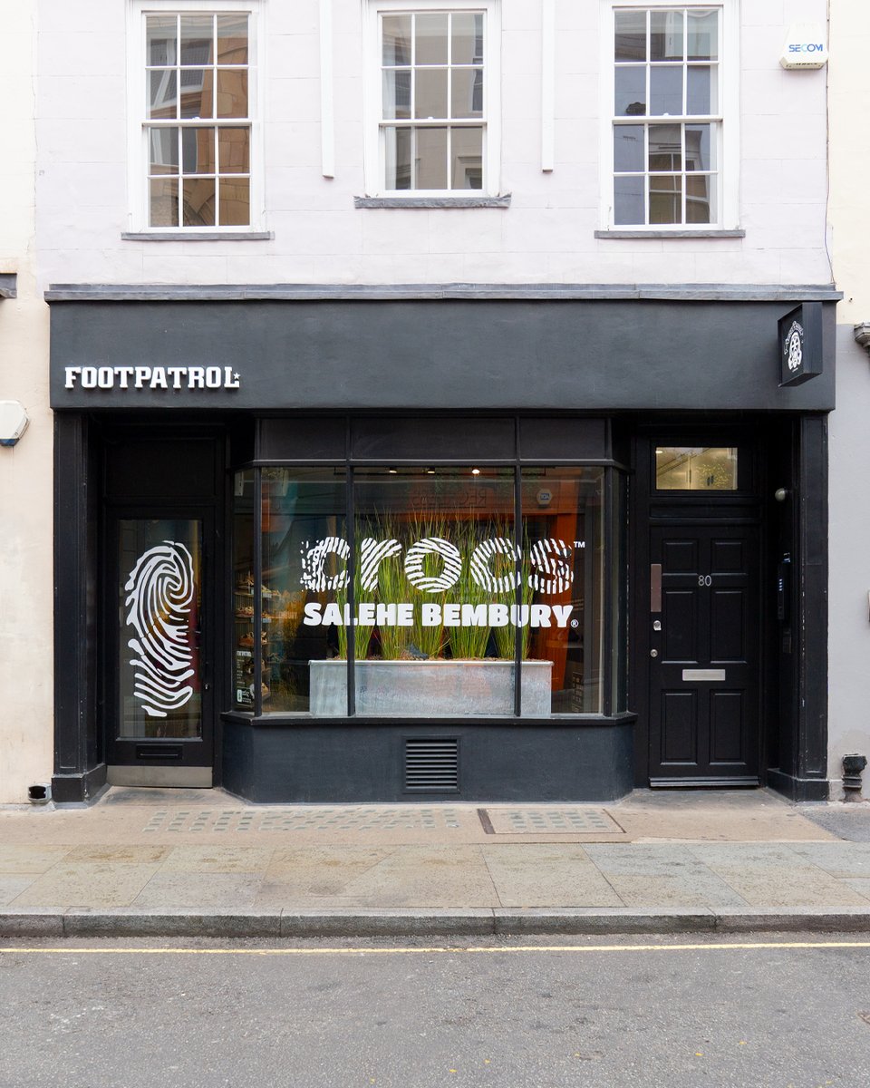 Footpatrol_ldn's tweet photo. Who's spotted our London store window?
This last week we've been celebrating the launch of the Salehe Bembury x Crocs collaboration which is available to shop in-store and online at Footpatrol here: https://t.co/ZdqCgkV1Sf
#Footpatrol #TEAMFP #Crocs #CrocsClog https://t.co/XfcItfuwhM