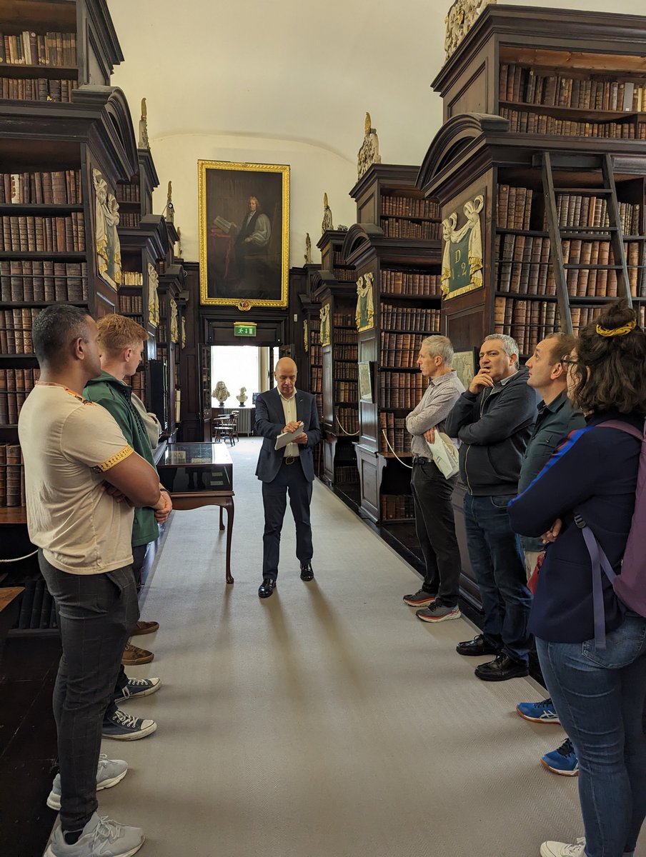 MarshsLibrary's tweet image. Ravi d'accueillir 7 membres des Defence Forces en formation intensive en français. Une bonne occasion pour nous de pratiquer la langue en faisant visiter le bâtiment et en montrant des manuscrits français du XVIIe siècle. @defenceforces @afdublin @vincentguerend