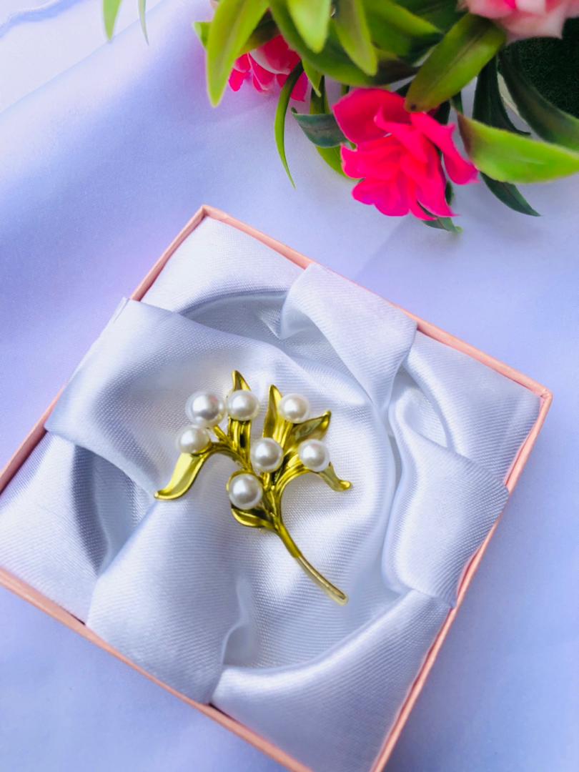 Female brooch 
Non tarnish 
N2000 only 
We offer wholesale deals too 

#abujatwittercommunity
#brooch 
#abujajewelryvendor
#abujajewelrystore
#abujajewelryseller
#jewelrywholesaler
#abujajewelrywholesales
#retailjewelry
#womeninabuja
#womeninabuja
#jewelrystore
#jewelry