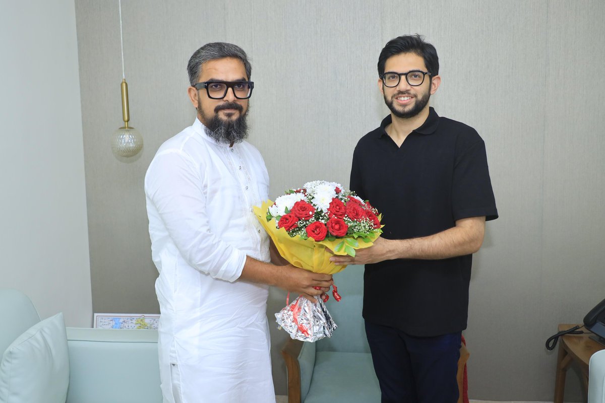 AUThackeray's tweet photo. माहीम येथील हुसेन मन्सुरी ह्यांनी आज शिवबंधन बांधून पुन्हा शिवसेना पक्षात प्रवेश केला. ह्यावेळी त्यांचे स्वागत केले.
@HussainMansuri_ https://t.co/f33HnQjQFO