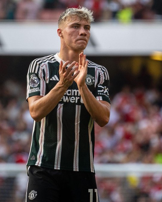 RedDevilAlerts's tweet image. This man looks refreshing yesterday

It's been a while since United have had a striker get at defenders like Hojlund

Can't wait to see more