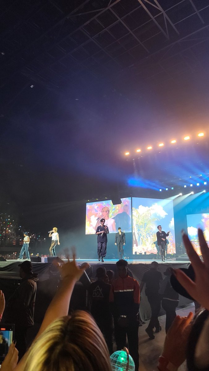 jennyLarinM's tweet photo. El día de ayer fue increíble Primera vez en un concierto fuera de mi país El Salvador para ir a Colombia a vivir la mejor experiencia 💜🧡 

#ATEEZinColombia https://t.co/mBHu6z7VK4