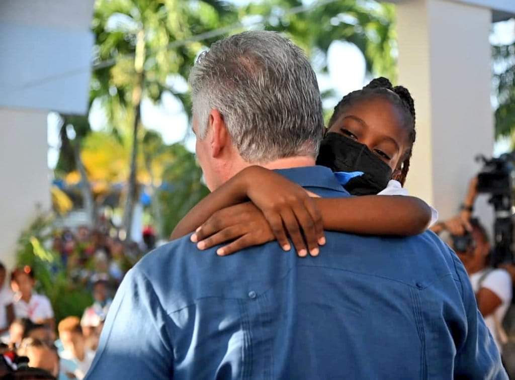 SuselyMorfaG's tweet photo. El Presidente @DiazCanelB asistió al acto nacional de inicio del curso escolar 2023-2024 en #Cuba, que se realizó en la Escuela Primaria "Manuel Martínez Prieto", en el municipio habanero de Marianao.
#NuevoCursoEscolar 
#CubaViveYTrabaja #MatancerosEnVictoria https://t.co/lhXlkA86iV