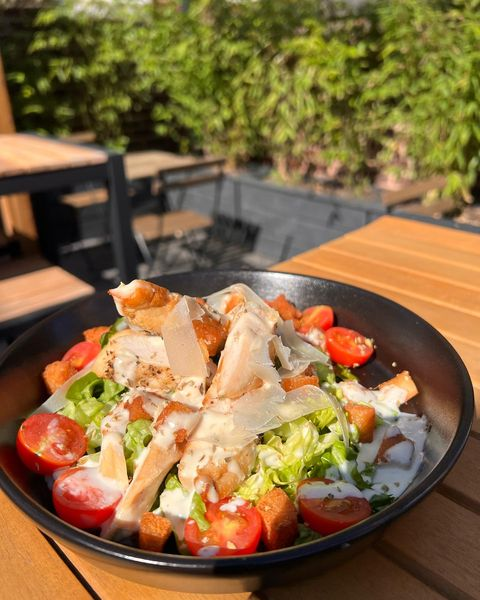 Perfect weather in our beautiful outdoor space with a Chicken Caesar Salad… 👌

Is a TO DO task for you this week 🤩

Come to The Wicket and enjoy our outdoor spaces with your favourite order of the day! 🤩😋