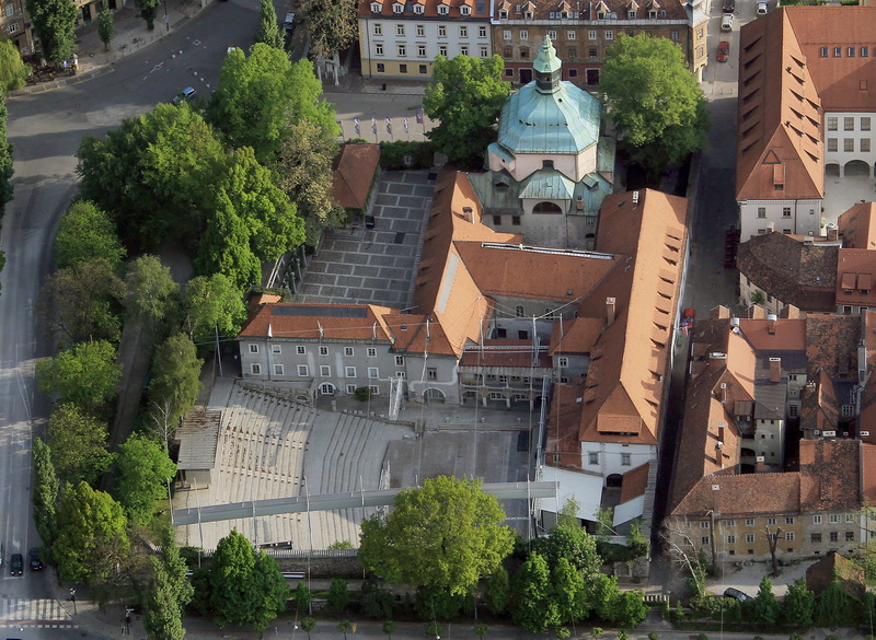 NuovoFaceMag's tweet photo. La #Lubiana di #Plečnik •

Il più celebre architetto sloveno ha cambiato il volto della città, ispirandosi al modello dell’antica Atene. Le sue opere sono patrimonio mondiale #Unesco. (Di @MauroOrrico)  
#visitljubljana #ljubljana @visitljubljana

👉 https://t.co/QmXDJjg588 https://t.co/Wm8ASxTf11